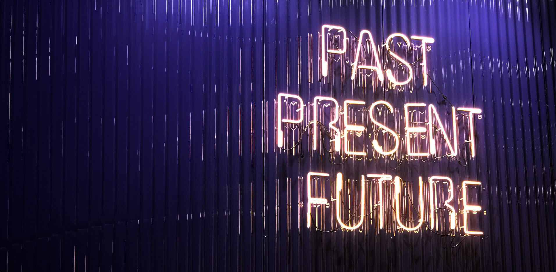 Bild mit Leuchtschrift "Past, Present, Future"